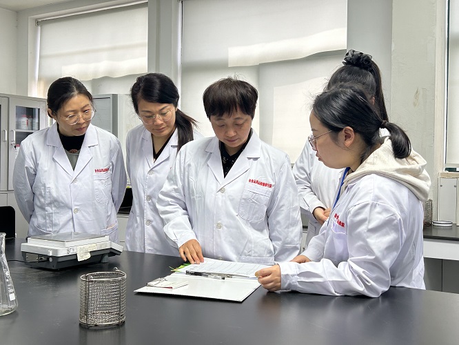 专家照片4 - 副本.jpg 专家照片4 - 副本.jpg