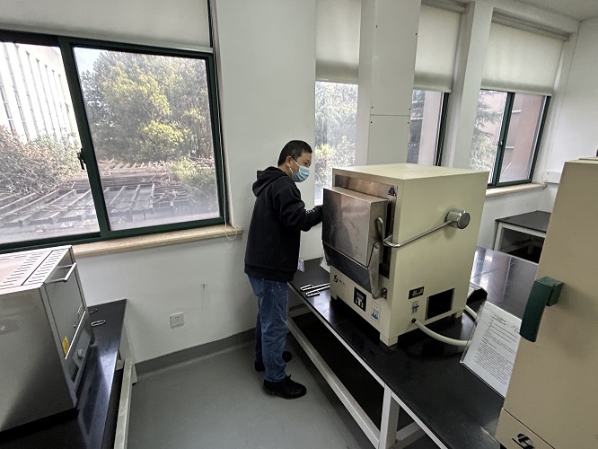 专家照片2.jpg 专家照片2.jpg